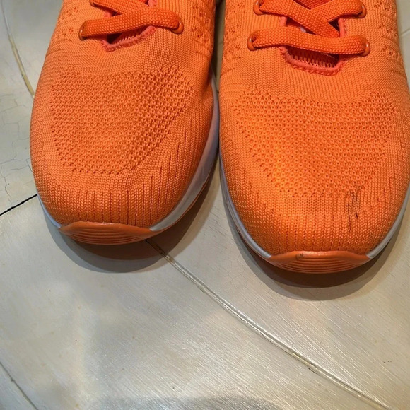 MISHANSHA WOMANS SIZE 8 SNEAKERS - Picture 2 of 4